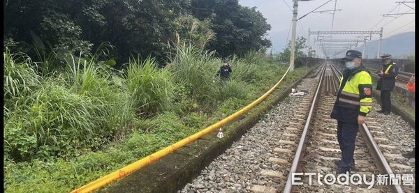 ▲▼男子見列車駛來跳躍閃避不及，身體左側遭列車撞擊而死亡。（圖／記者王兆麟翻攝，下同）