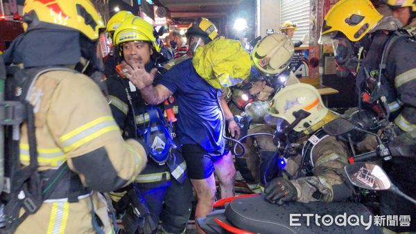 ▲台南永康區中正北路1家彩券行，8日深夜發生火警，消防人員接駁水線延伸進火場全力射水搶救，並救出2人。（圖／記者林東良翻攝，下同）