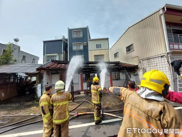 ▲台南市六甲區8日午間發生一起火警案，現場為一樓磚造平房建物，屋內1名人員因值夜班可能尚在熟睡當中，以致警覺火災發生時，不及逃生而罹難，惟該戶未裝設住宅用火災警報器。（圖／記者林東良翻攝，下同）