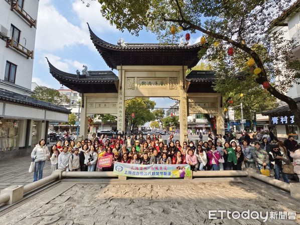 ▲參加上海市台協活動的女神們在青溪老街入口牌坊前合影。（圖／記者趙禕攝）