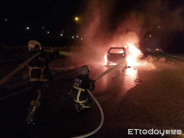 ▲▼國道1號南下苗栗三義路段昨天深夜發生6輛小車追撞車禍，其中一輛起火燃燒。（圖／記者蔡文淵翻攝）