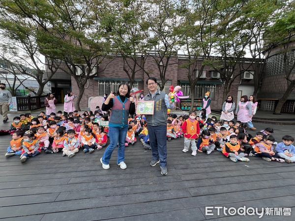 ▲▼ 幼兒園師生替議員蘇泓欽慶生 。（圖／翻攝蘇泓欽臉書）