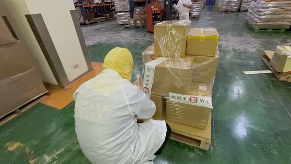 ▲桃園市衛生局稽查人員持續追查下游再製品流向，並將下架產品封存。（圖／桃市衛生局提供）