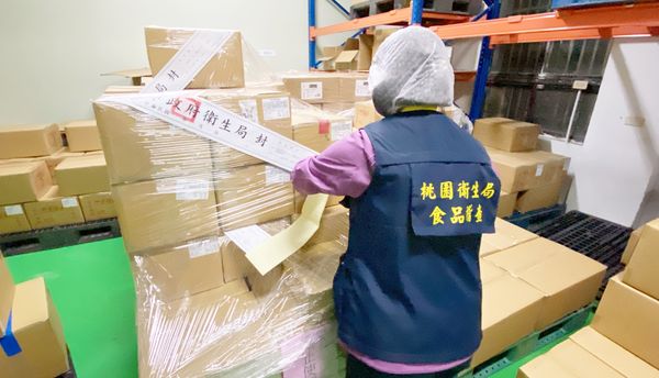 ▲桃園市衛生局稽查人員追查下游食品公司相關違規再製品封存。（圖／桃市衛生局提供）