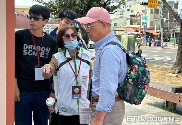 ▲安平燈區最年長的83歲蔡水雲志工在I5服務站服務，安平在地人的她在燈區值勤期間無論是為旅客指引方向、提供交通資訊、燈區介紹、廁所、輪椅、美食區等資訊都難不倒她。（圖／記者林東良翻攝，下同）