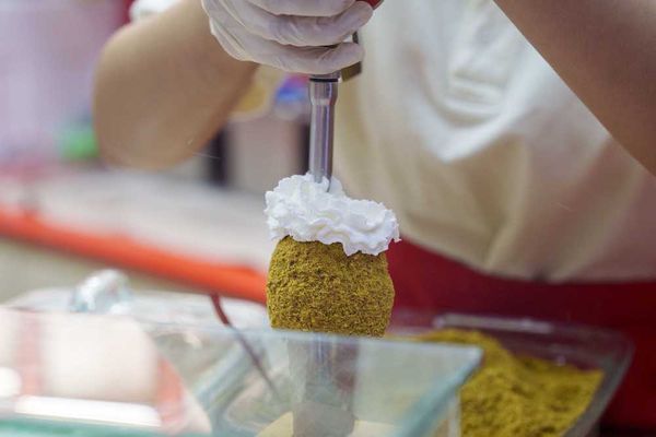 ▲▼曼谷甜點blendiesthailand，現烤甜筒嘎滿滿一層開心果的冰淇淋。（圖／算命說提供）