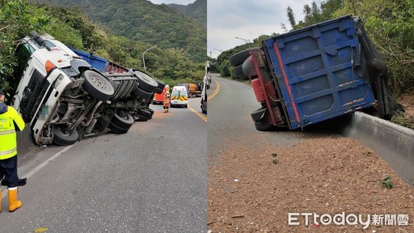 ▲貢寮台2線砂石車翻覆 駕駛自行脫困。（圖／記者郭世賢翻攝）