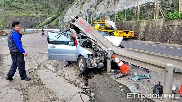 ▲貢寮台2線轎車撞護欄。（圖／記者郭世賢翻攝）