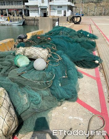 ▲▼今早傳出大陸漁船包圍金門海域，海巡隊澄清是漁網，並非漁船。（圖／記者林名揚翻攝）