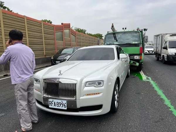 ▲▼     全聯創辦人國道遭撞        。（圖／翻攝記者爆料網）