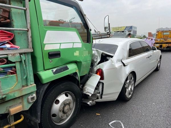 ▲▼    2千多萬勞斯萊斯國道車禍，車尾遭撞爛   。（圖／翻攝記者爆料網）