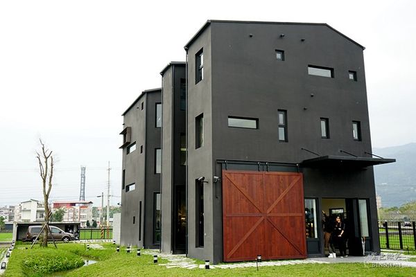 ▲▼宜蘭頭城黑宅咖啡Black House，隱身鄉間黑色外牆獨特與品味兼具的咖啡館。（圖／紫色微笑提供）