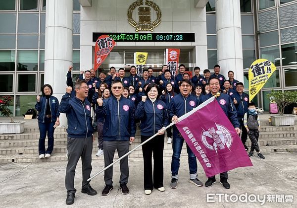 ▲雲林青農組團挑戰全國青年農民運動會  張麗善授旗喊「奪回冠軍 為雲林爭光」。（圖／記者蔡佩旻攝）