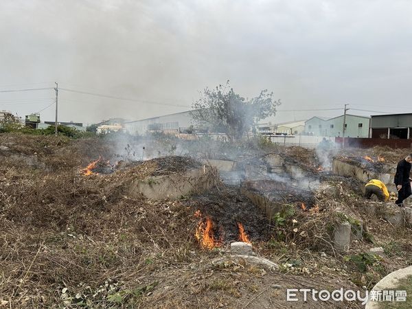 ▲▼台中消防局今天針對清明掃墓引燃的火警，開出今年首起罰單3000元。（圖／台中消防提供，下同）