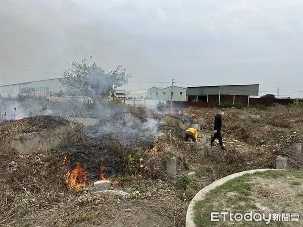 ▲▼台中消防局今天針對清明掃墓引燃的火警，開出今年首起罰單3000元。（圖／台中消防提供，下同）