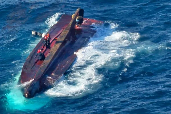 ▲▼南韓一艘漁船在統營市欲知島以南68公里的海域傾覆，海警正在搜尋失蹤人員。（圖／CFP）