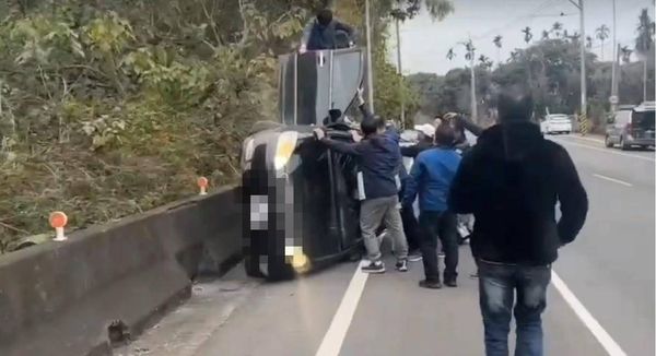 ▲彰化139縣道翻車。（圖／翻攝自記者爆料網）