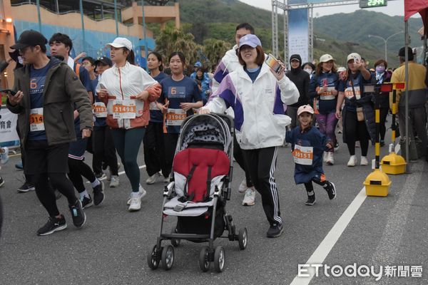 ▲▼凌晨五點不到，遠雄海洋公園前廣場湧入不少選手。（圖／花蓮體育會提供，下同）