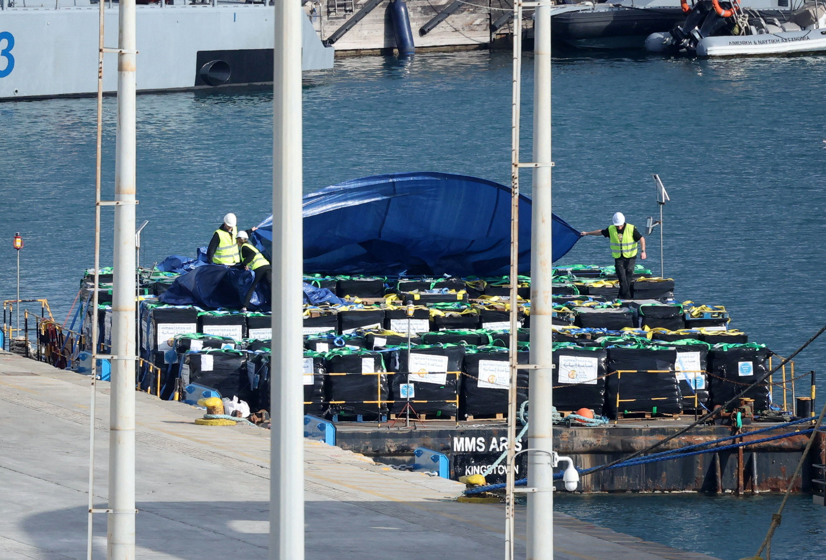 ▲▼停靠賽普勒斯拉納卡港（Larnaca）的救援船，載有將運往加薩的物資。（圖／路透）