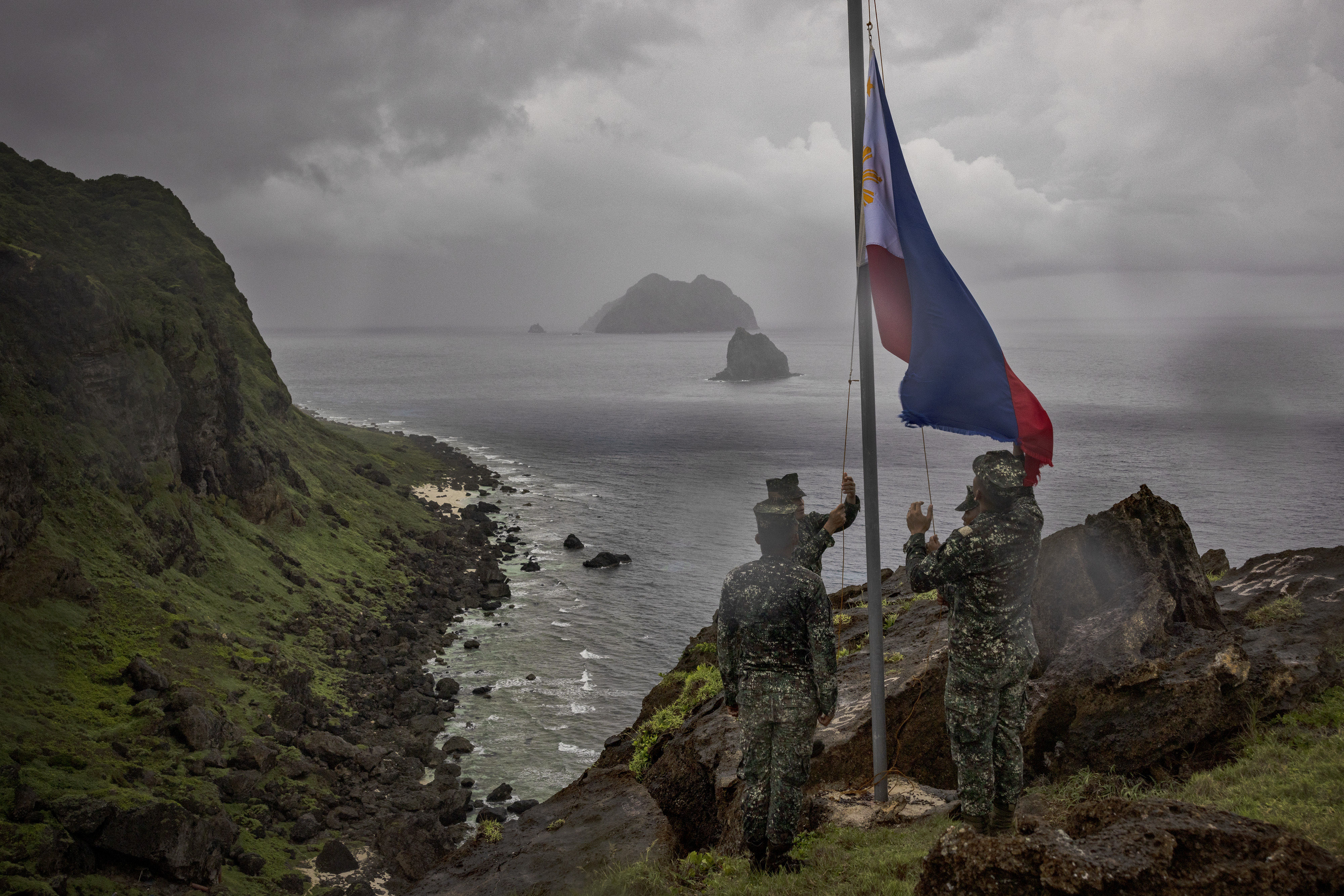 ▲▼菲律賓士兵去年6月在巴丹群島省雅米島（Mavulis island）升旗。（圖／達志影像／美聯社）