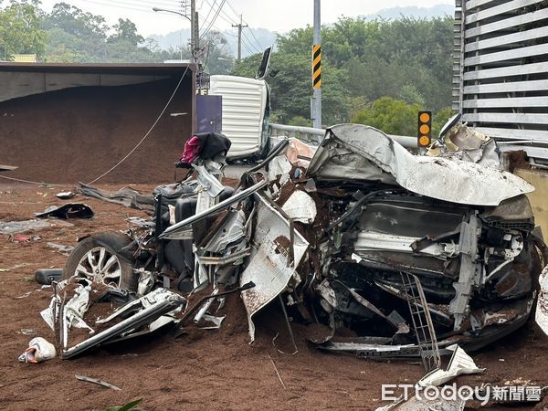 ▲▼             台中砂石車壓毀轎車。（圖／記者許權毅攝）