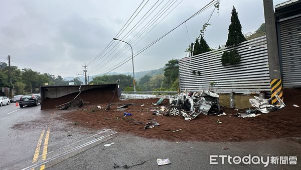 ▲▼             台中砂石車壓毀轎車。（圖／記者許權毅攝）