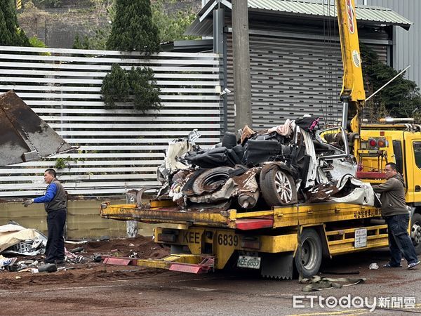 ▲▼休旅車被撞成鐵餅！懂事兒想棄大學改考警專…母載子奔40分鐘市區補習。（圖／記者許權毅攝）