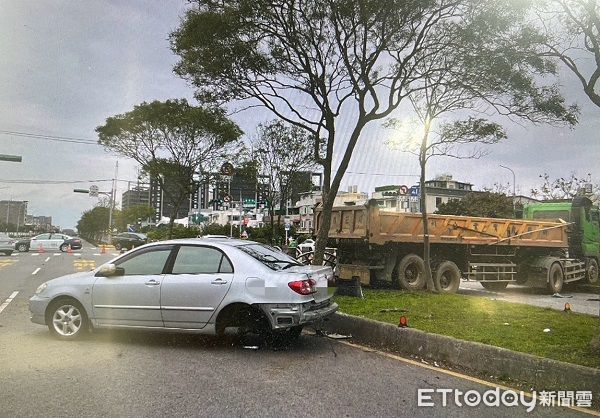 ▲再波及快車道上自小客車。（圖／中壢警分局提供）