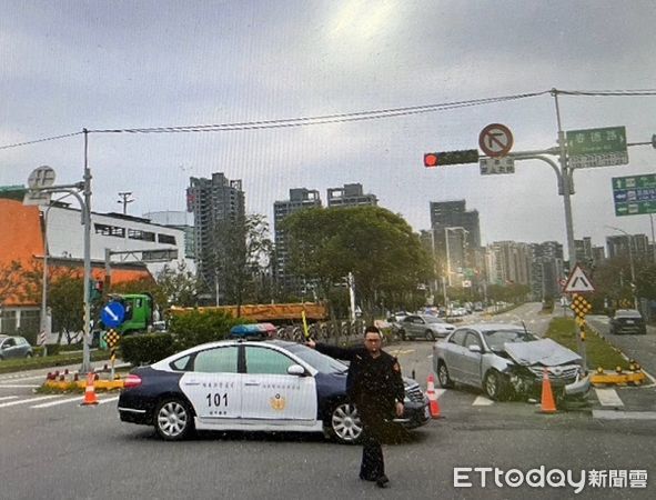 ▲砂石車踫撞違規左轉小客車。（圖／中壢警分局提供）