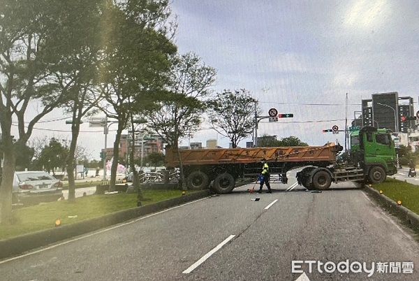 ▲▼砂石車「騎上」安全島後才停止。（圖／中壢警分局提供）