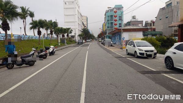 ▲▼花蓮海濱路日前有一隻狗未繫繩衝出馬路，造成2台機車閃避不及發生追撞             。（圖／記者王兆麟翻攝）