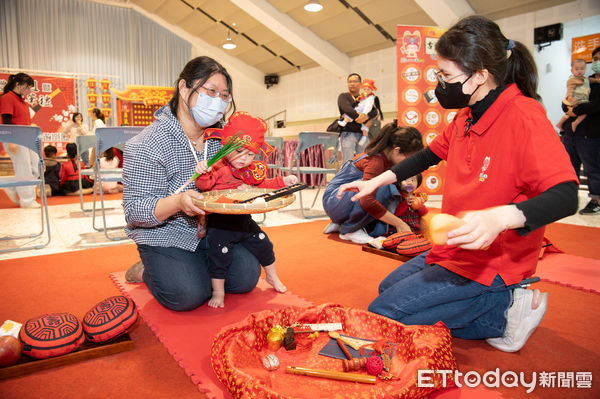 ▲▼  嘉義市公益古禮抓週暨學童開筆禮儀式   。（圖／嘉義市政府提供）