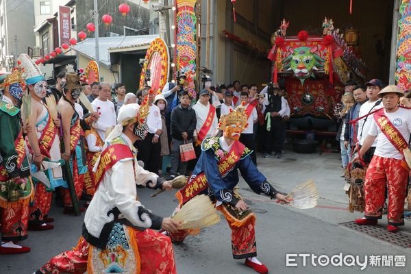 ▲台南和勝堂10日舉辦的王獻慶成祈安大典，台南市長黃偉哲受邀出席迎接王船回廠，並透過落錠安座祈福儀式，象徵2024年台南400一錠（定）成功。（圖／記者林東良翻攝，下同）