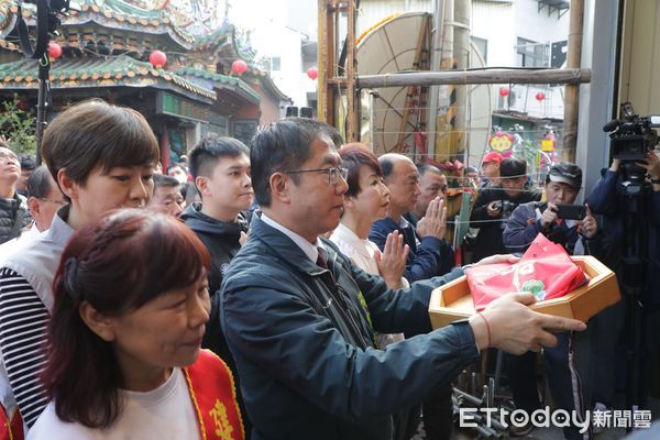 ▲台南和勝堂10日舉辦的王獻慶成祈安大典，台南市長黃偉哲受邀出席迎接王船回廠，並透過落錠安座祈福儀式，象徵2024年台南400一錠（定）成功。（圖／記者林東良翻攝，下同）