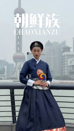 ▲中國模特兒穿韓服卻標註為中國朝鮮族傳統服飾，引發南韓網友不滿。（圖／翻攝自韓網）