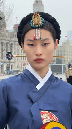 ▲中國模特兒穿韓服卻標註為中國朝鮮族傳統服飾，引發南韓網友不滿。（圖／翻攝自韓網）