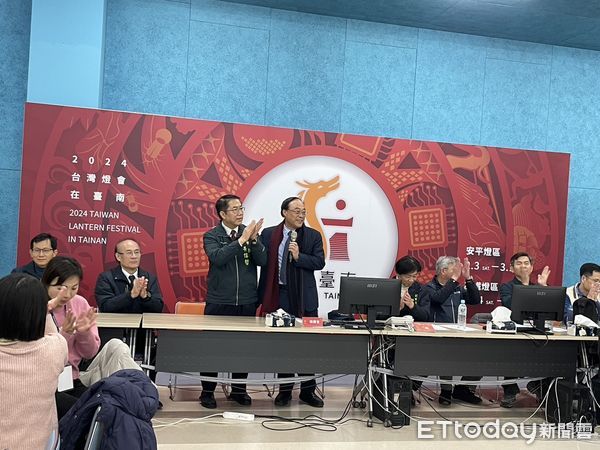 ▲「2024台灣燈會在台南」10日晚上10時畫下完美句點，台南市長黃偉哲與交通部觀光署署長周永暉一同前往高鐵燈區指揮中心，慰勞感謝各單位人員。（圖／記者林東良翻攝，下同）