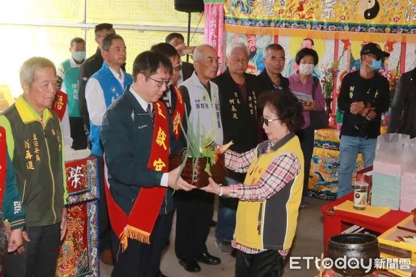 ▲「鹽水武廟文昌祭」活動，於11日上午登場，市長黃偉哲特別蒞臨帶領與會人士上香祝禱，為今年應考學生們祈求考運亨通、金榜題名。（圖／記者林東良翻攝，下同）