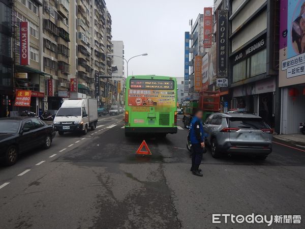 ▲▼又是內輪差！一中商圈旁駭人車禍　單車男遭捲入公車...頭腳受傷。（圖／記者許權毅翻攝）