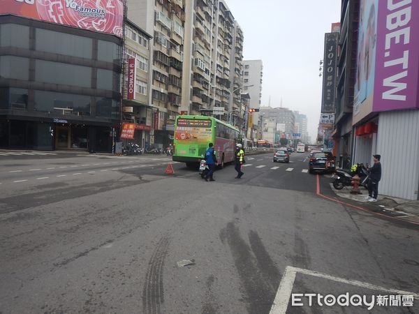 ▲▼又是內輪差！一中商圈旁駭人車禍　單車男遭捲入公車...頭腳受傷。（圖／記者許權毅翻攝）