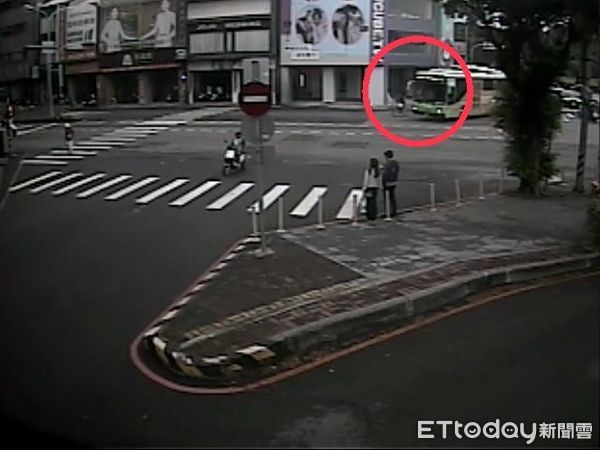 ▲▼又是內輪差！一中商圈旁駭人車禍　單車男遭捲入公車...頭腳受傷。（圖／記者許權毅翻攝）