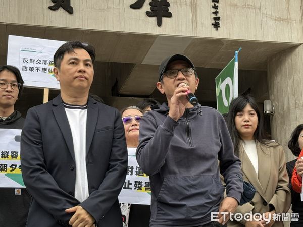 ▲▼中華民國汽車運輸業駕駛員全總會理事長鄭力嘉(左)、台北市計程車駕駛員職業工會發言人李威爾(右)。（圖／記者李姿慧攝）