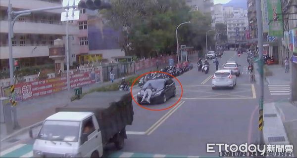 ▲▼向姓男友趴在杜姓女友車子引擎蓋，警方攔下後搜出毒品             。（圖／記者陳以昇翻攝）