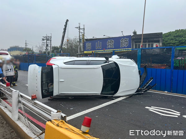 ▲陳女因熬夜開車，自撞捷運護欄翻覆。（圖／記者陸運陞翻攝）