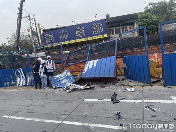 ▲陳女因熬夜開車，自撞捷運護欄翻覆。（圖／記者陸運陞翻攝）