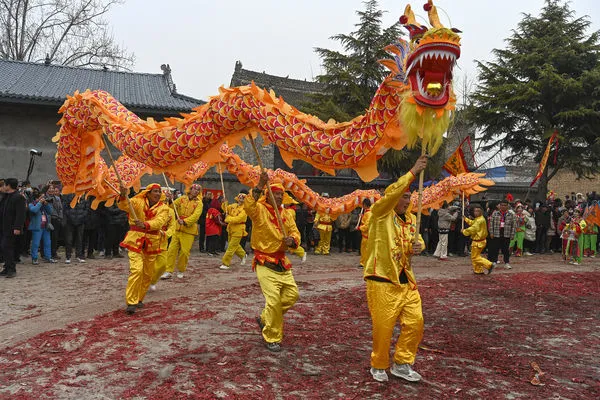 ▲陝西渭南地區民眾在二月二「龍抬頭」舉行廟會活動。（圖／CFP）
