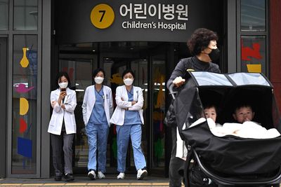 再罷工就吊扣執照！南韓向5千名醫寄「事前通知」　加派軍醫填缺口