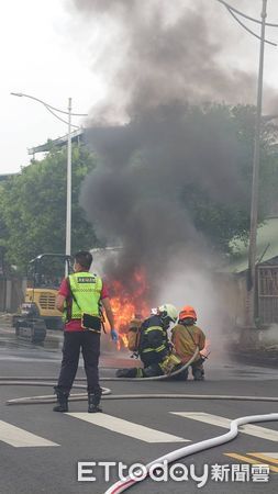 ▲屏東市工業區旁自小貨車起火             。（圖／記者陳崑福翻攝）