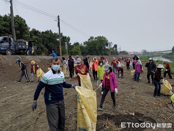 ▲屏東縣政府號召民間企業及水環境巡守隊逾百位志清除牛稠溪垃圾             。（圖／屏東縣政府提供，下同）