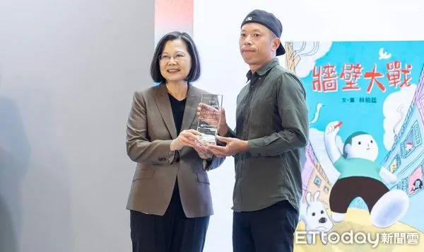 ▲林柏廷（右）獲得2024台北國際書展首獎，由總統蔡英文（左）頒獎。（圖／華梵大學提供）